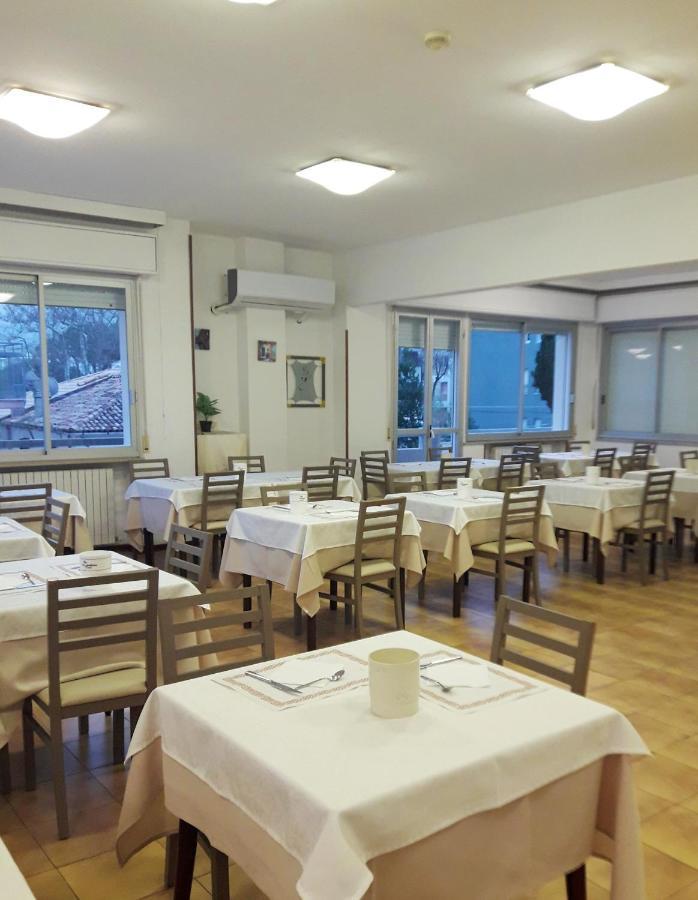 Hotel Caesar Pesaro Exterior photo