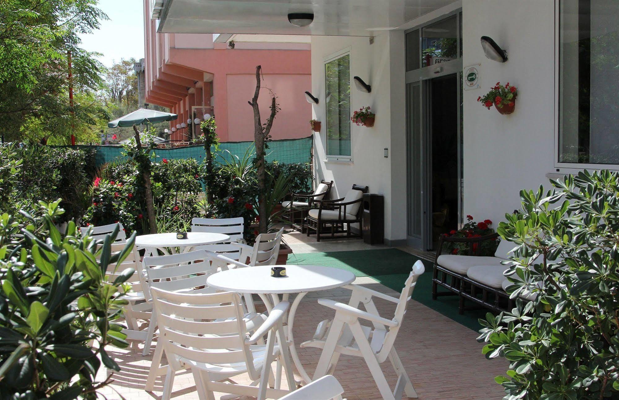Hotel Caesar Pesaro Exterior photo